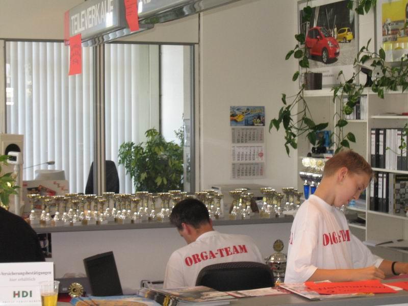 die HÃ¼ter der Pokale ... das Orga-Team am Thresen