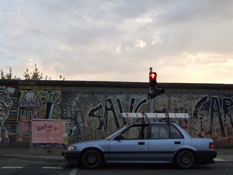 Mein Auto in Berlin-Ost. Zu erkennen an den AmpelmÃ¤nnchen ;) Stehe da neben der Berliner Mauer und das erste mal mit GepÃ¤ck aufm Dach... geiles Motiv ;)