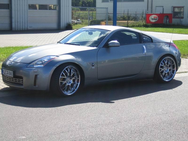 350Z auf groÃŸem verchromten FÃ¼ÃŸen