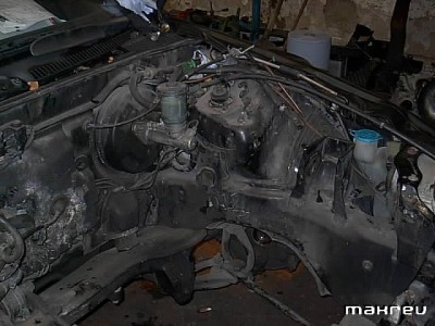 mein leerer motorraum.jpg