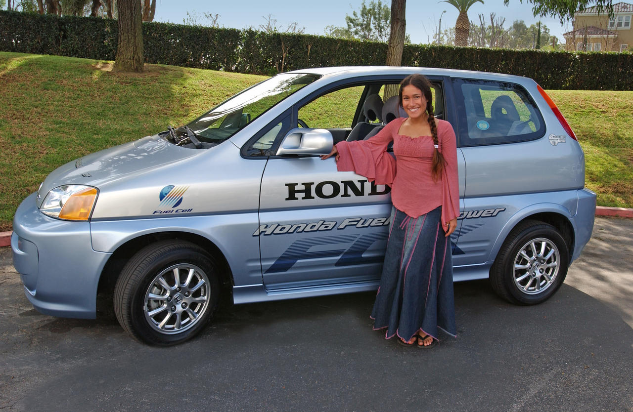 5581_FCX_-_Worlds_Youngest_Fuel_Cell_Vehicle_Customer.jpg