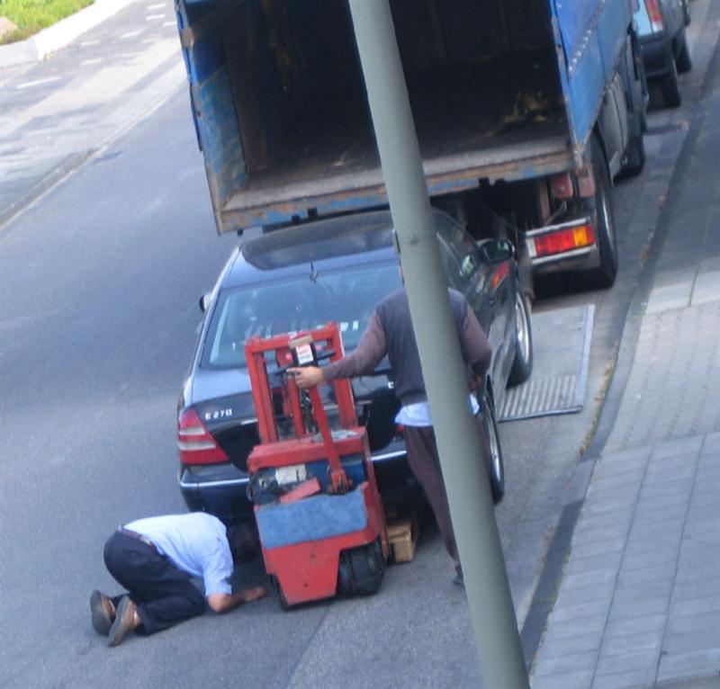 so klaut man ein auto schritt 2 (Medium).jpg