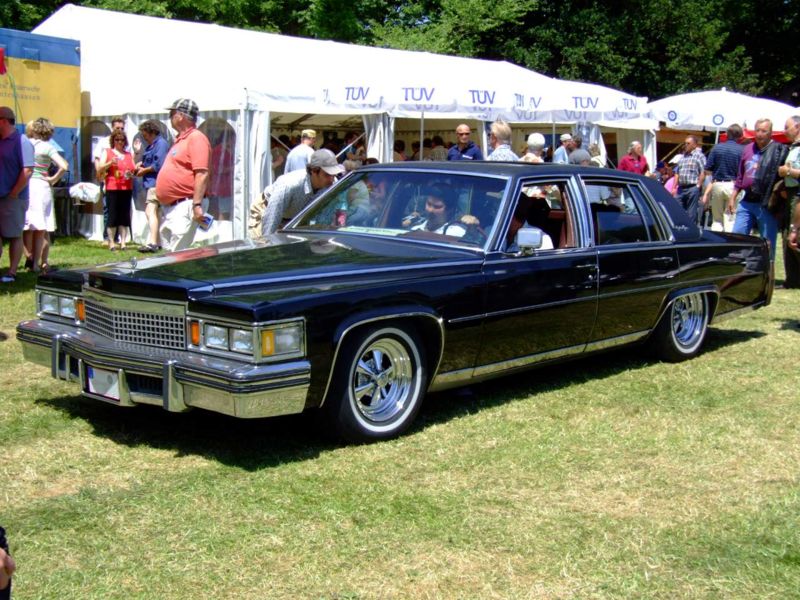 800px-Cadillac_Fleetwood_Brougham_1977.jpg
