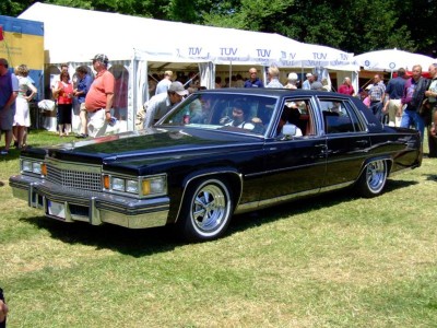 800px-Cadillac_Fleetwood_Brougham_1977.jpg