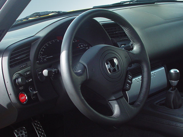 honda_s2000_6spdmt_2007_interior_steeringwheel_640x480.jpg