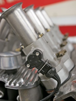 0708rc_15_z+traditional_hightech_engine+throttle_position_sensor.jpg