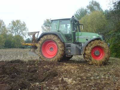 Fendt_714_Mit_Einschaar_Tiefenpflug.jpg