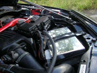 06 Motorraum Batterie Chromabdeckung.jpg