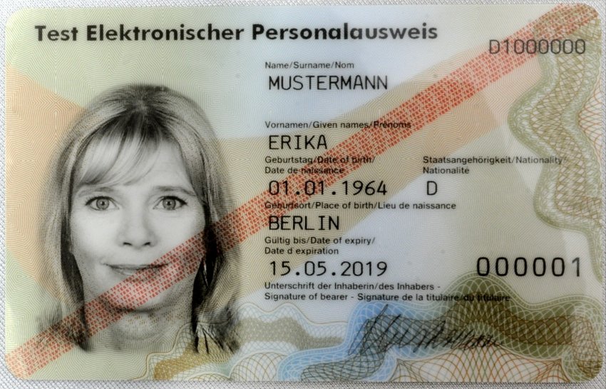 Ab November hat der Ausweis Schackkartenformat.jpg