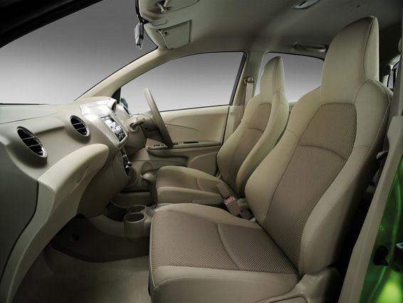 honda-brio-interieur-seats-sideview.jpg