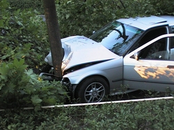 auto_gegen_baum_pixelquelle.jpg