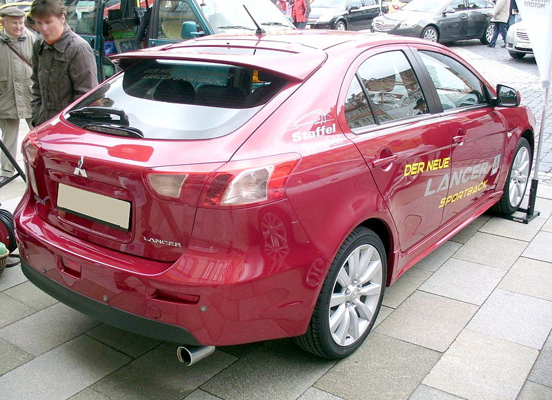 800px-Mitsubishi_Lancer_Sportback_Intense_Karminrot_Heck.jpg