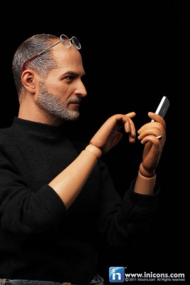 jobs-figur-mit-iphone-ist-aber-nicht-dabei-wegen-markenschutz.jpg