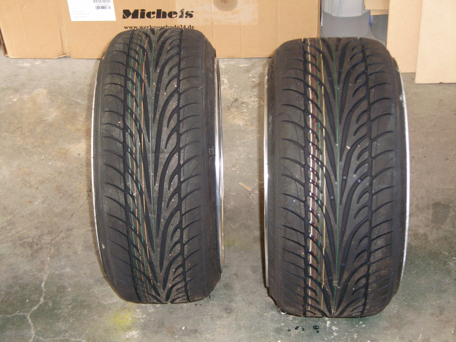Dunlop_195-40-16(8x16)_215-35-16(9x16)_01.jpg