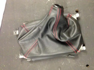 Leder_Schaltsack_rote Naht_mit_Rahmen_01.JPG
