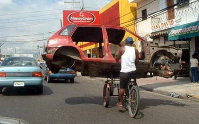schrottauto-auf-fahrrad.jpg