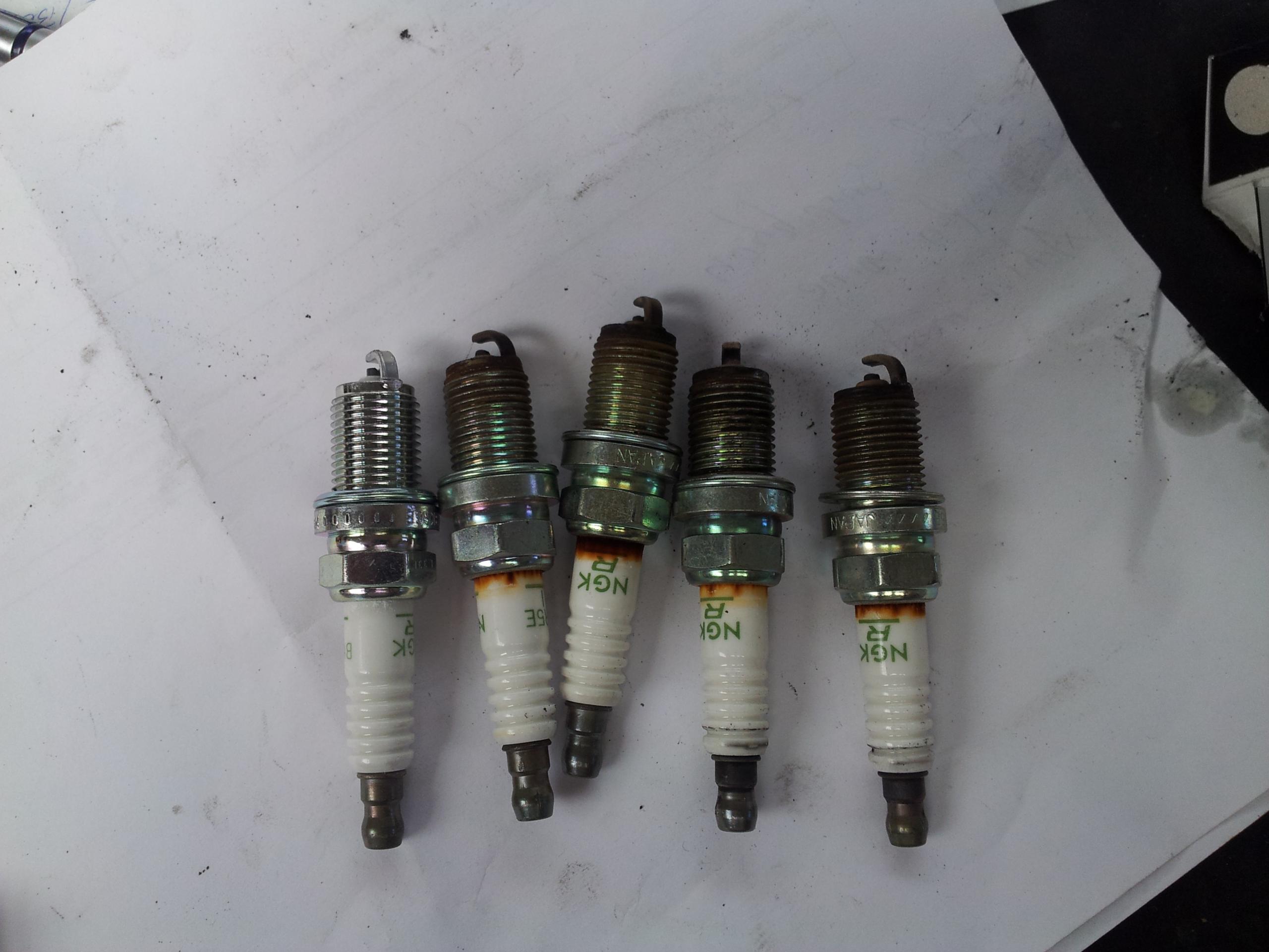 Zündkerzen neu und alt.jpg