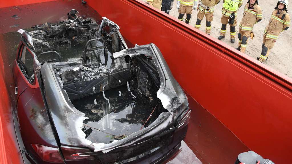544335674-auto-brannte-vollkommen-aus-und-musste-von-feuerwehr-in-einem-mit-wasser-befuellten-container-72-stunden-lang-heruntergekue-20zayzXHbLa7.jpg