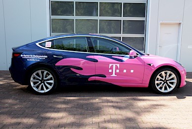 teilbeklebung-tesla-model-3-telekom-flammen-1.388x260.jpg